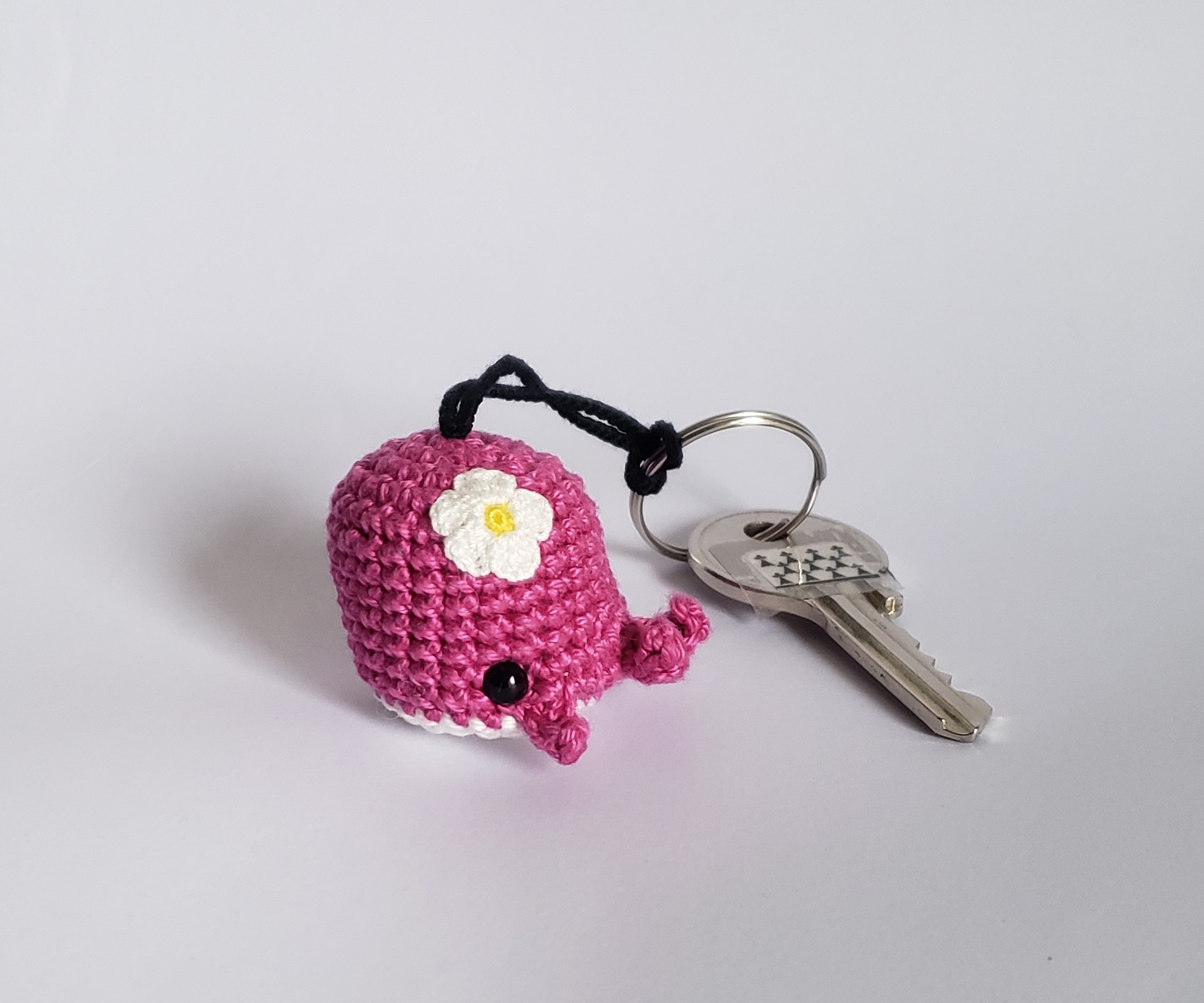 bébé baleine amigurumi kawaii avec attache chainette pour porte clés ou accrocher au rétroviseur – Image 8