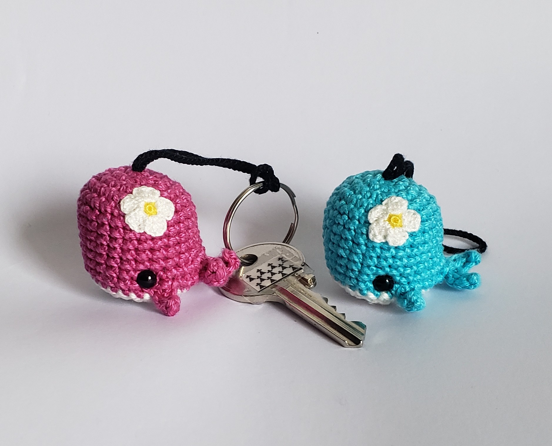bébé baleine amigurumi kawaii avec attache chainette pour porte clés ou accrocher au rétroviseur – Image 2