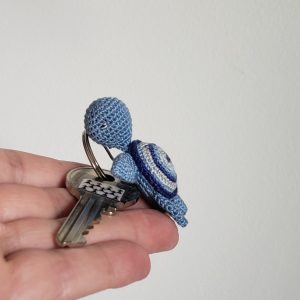 Tortue de mer amigurumi bleu  avec attache chainette pour porte clés, Kawaii Miniature Animal au crochet, cadeau fête ou remerciement Fait Main en Bretagne