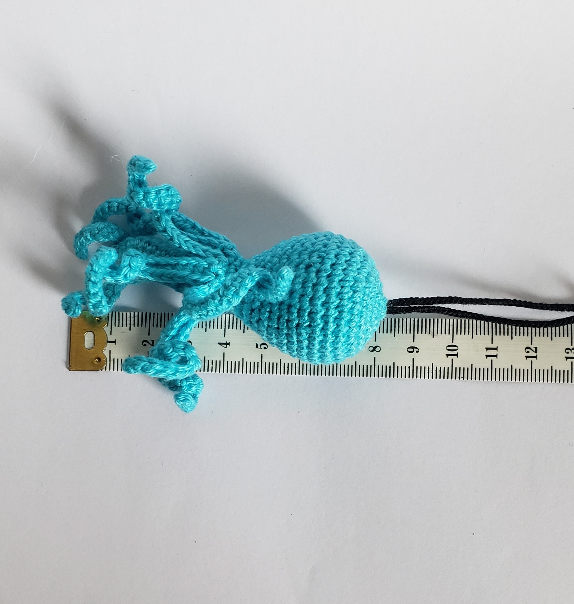 Pieuvre avec attache pour porte clés, Amigurumi poulpe Kawaii animal au crochet, Fait main en Bretagne – Image 3