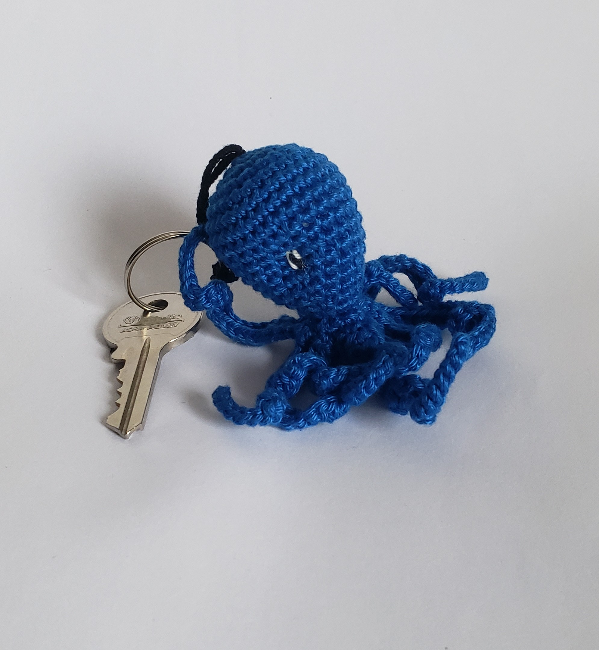 Pieuvre avec attache pour porte clés, Amigurumi poulpe Kawaii animal au crochet, Fait main en Bretagne – Image 2
