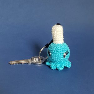 pieuvre amigurumi bigouden au crochet avec une attache chainette pour porte clés , animal amigurumi cadeau kawaii fait en bretagne, made in Breizh