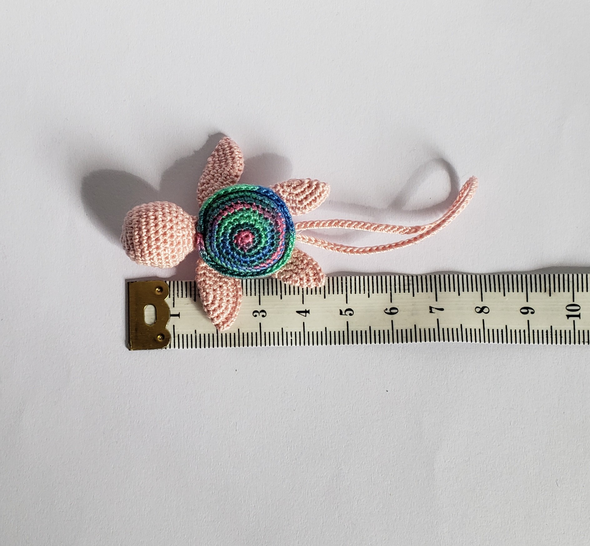 Tortue de mer amigurumi rose Kawaii Miniature Animal au crochet, tortue avec attache pour porte clés, cadeau fête ou remerciement Fait Main en Bretagne – Image 2