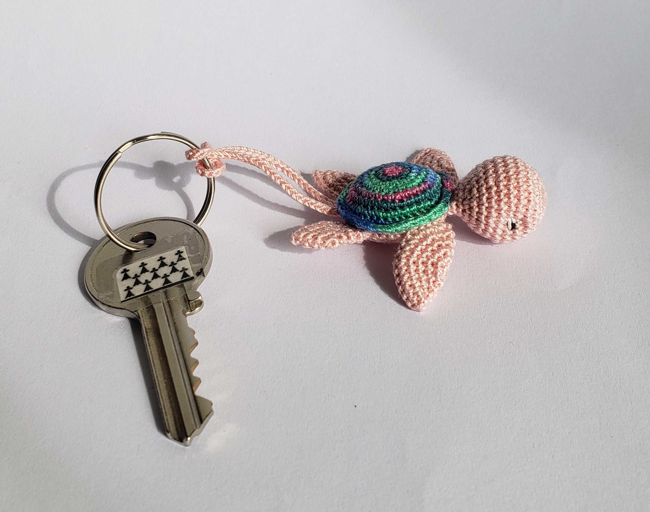 Tortue de mer amigurumi rose Kawaii Miniature Animal au crochet, tortue avec attache pour porte clés, cadeau fête ou remerciement Fait Main en Bretagne – Image 3