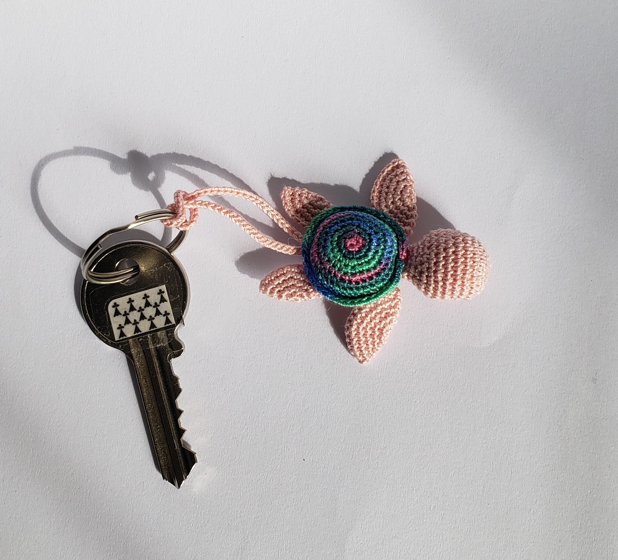 Tortue de mer amigurumi rose Kawaii Miniature Animal au crochet, tortue avec attache pour porte clés, cadeau fête ou remerciement Fait Main en Bretagne – Image 4