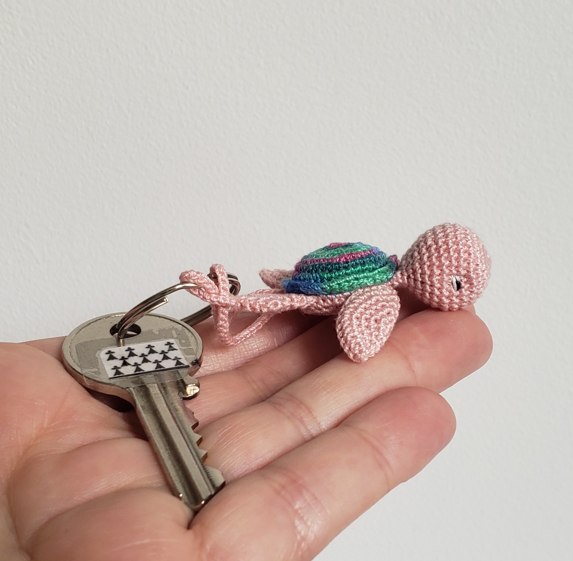 Tortue de mer amigurumi rose Kawaii Miniature Animal au crochet, tortue avec attache pour porte clés, cadeau fête ou remerciement Fait Main en Bretagne