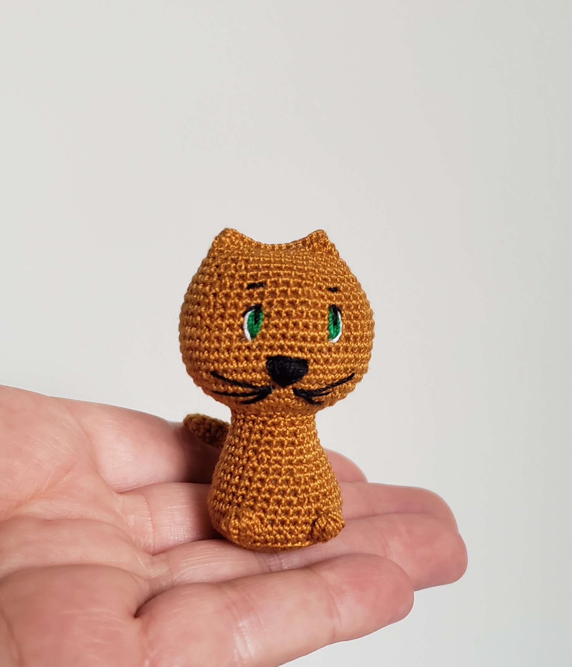 chat marron amigurumi kawaii yeux verts avec attache pour porte clés au  crochet, Miniature Amigurumi cadeau artisanal