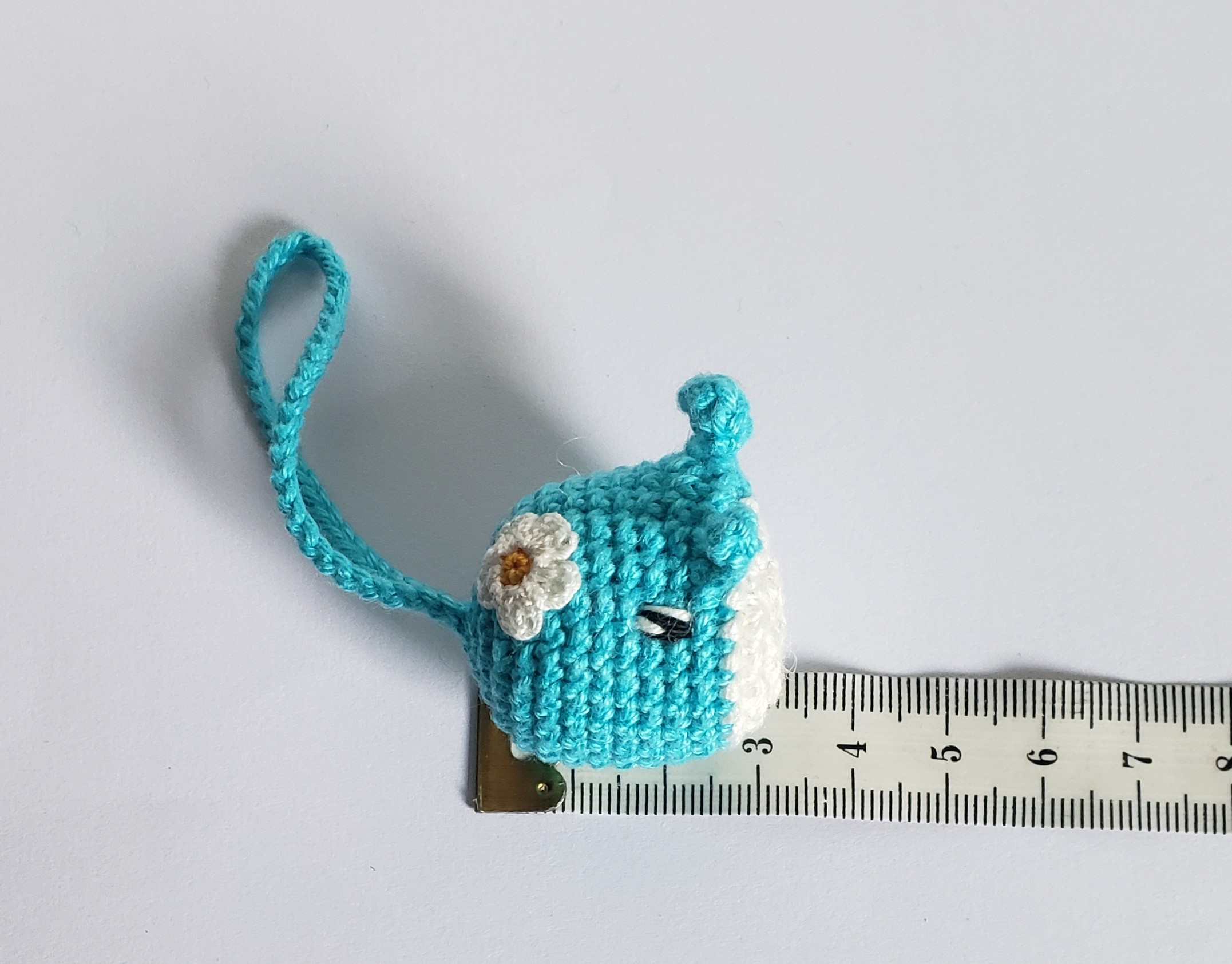 bébé baleine avec des yeux brodés amigurumi kawaii et une attache pour porte clés , fait main au crochet en Bretagne – Image 5