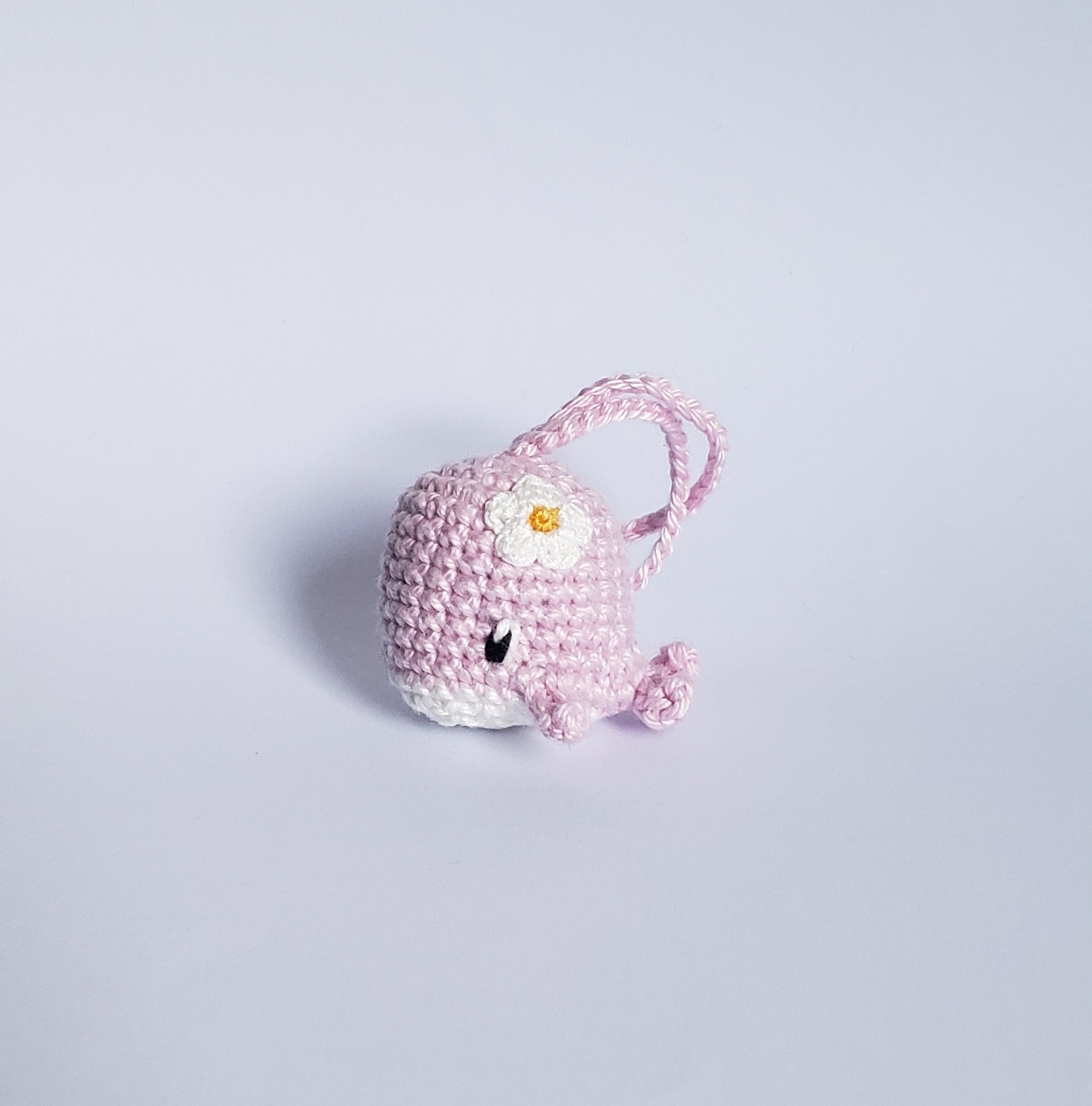 bébé baleine avec des yeux brodés amigurumi kawaii et une attache pour porte clés , fait main au crochet en Bretagne – Image 3