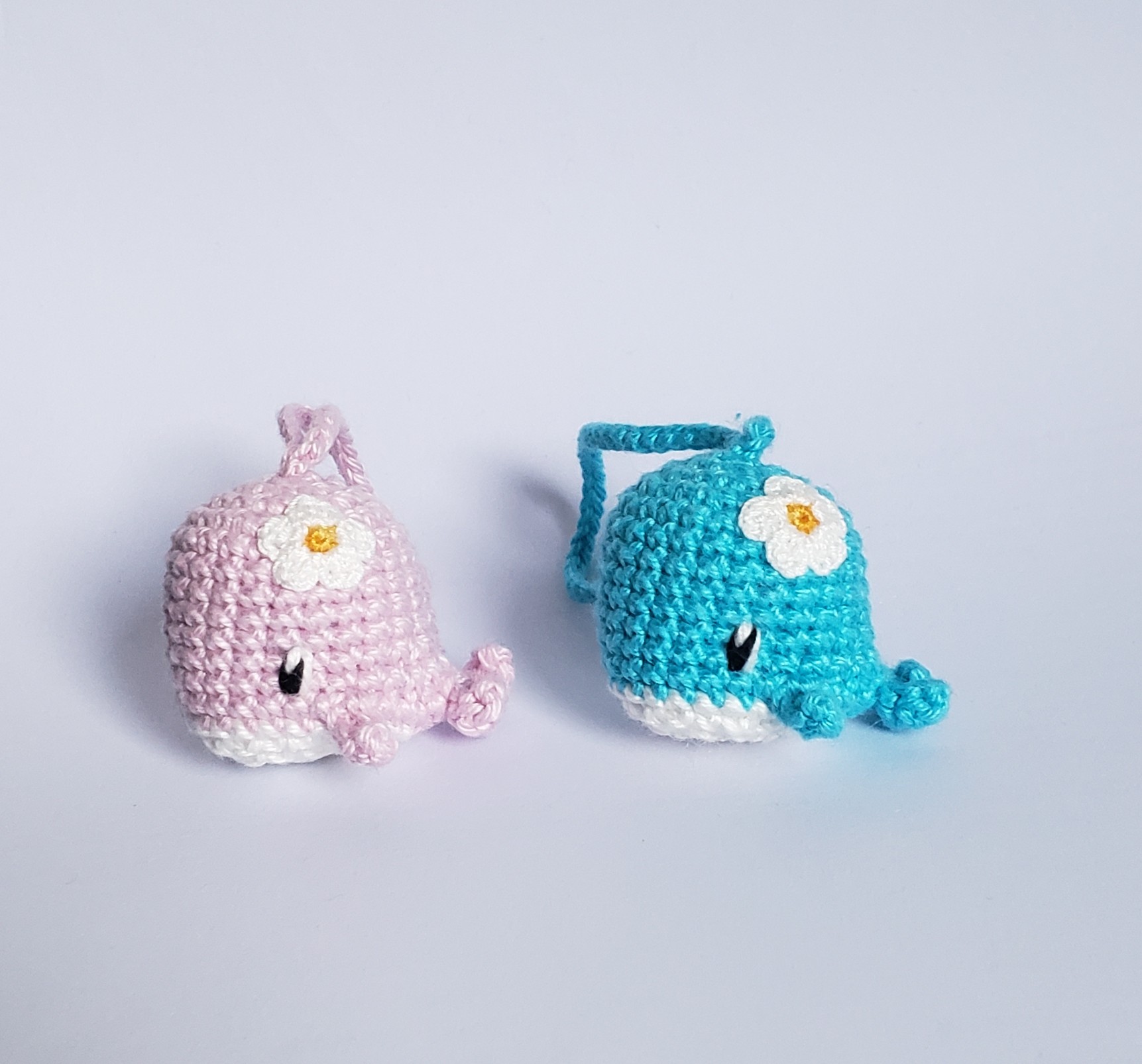 bébé baleine avec des yeux brodés amigurumi kawaii et une attache pour porte clés , fait main au crochet en Bretagne – Image 2