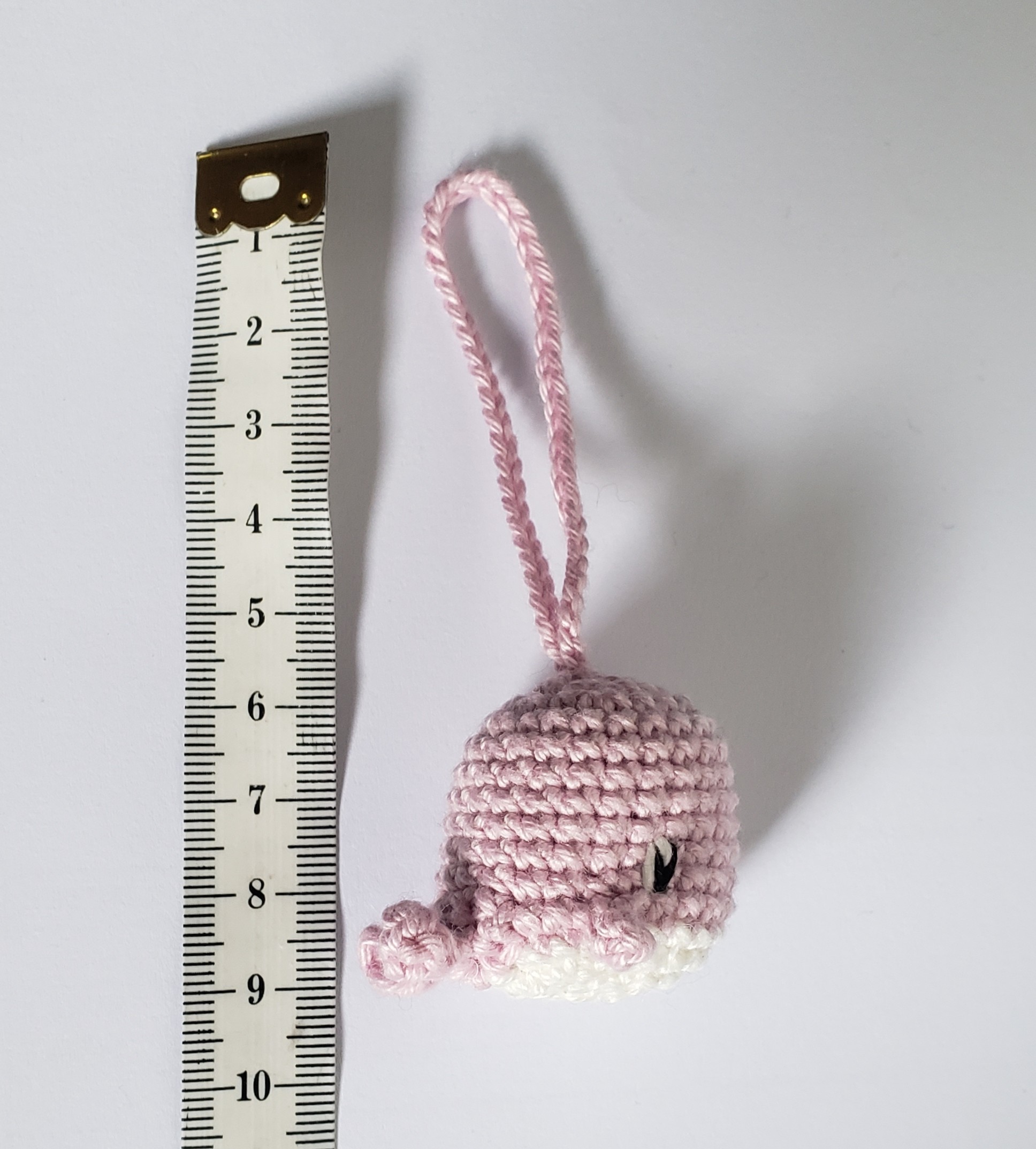 bébé baleine avec des yeux brodés amigurumi kawaii et une attache pour porte clés , fait main au crochet en Bretagne – Image 7