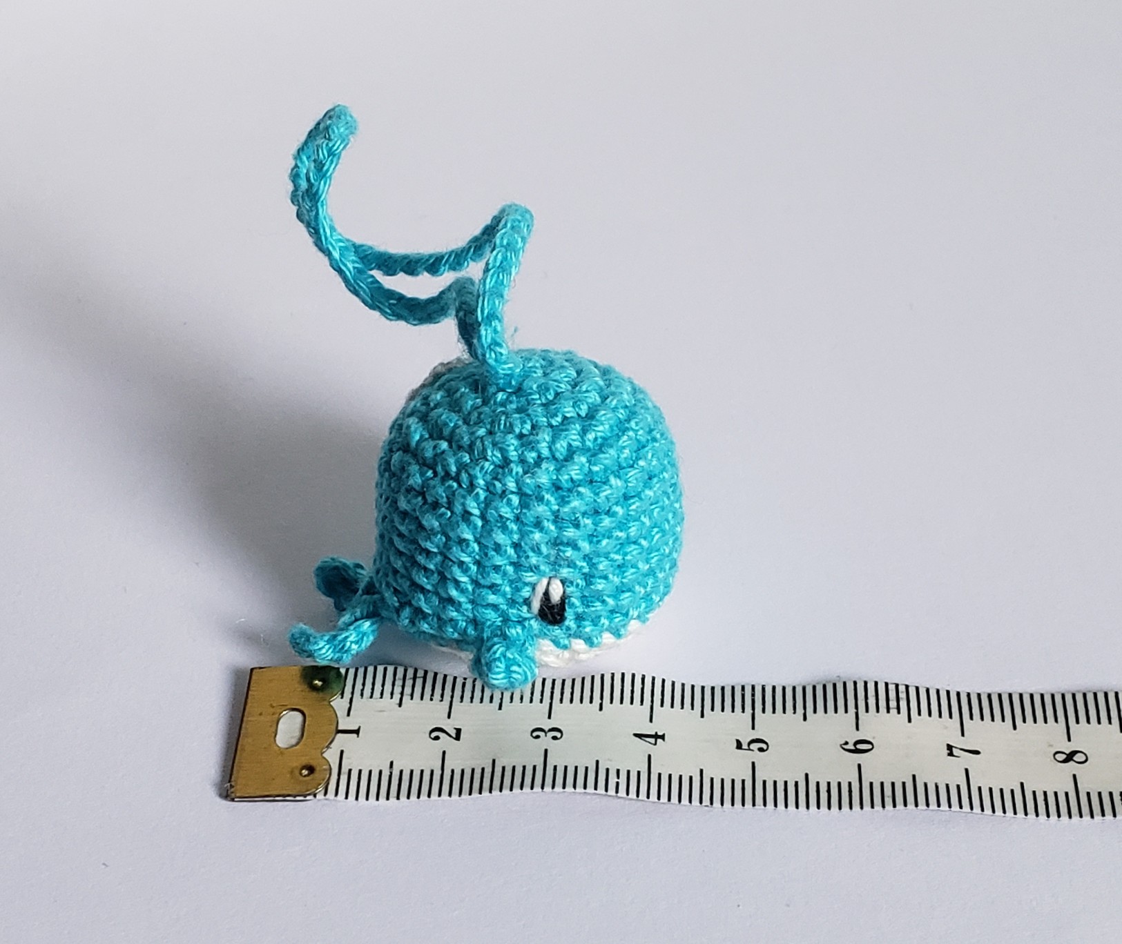 bébé baleine avec des yeux brodés amigurumi kawaii et une attache pour porte clés , fait main au crochet en Bretagne – Image 4