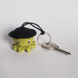 pieuvre amigurumi "petit breton" au crochet avec une attache chainette pour porte clés , animal amigurumi cadeau kawaii fait en bretagne, made in Breizh