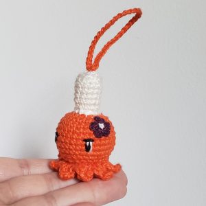 pieuvre amigurumi bigouden orange au crochet avec une attache, *** Réservée *** animal amigurumi cadeau kawaii fait en bretagne, made in Breizh