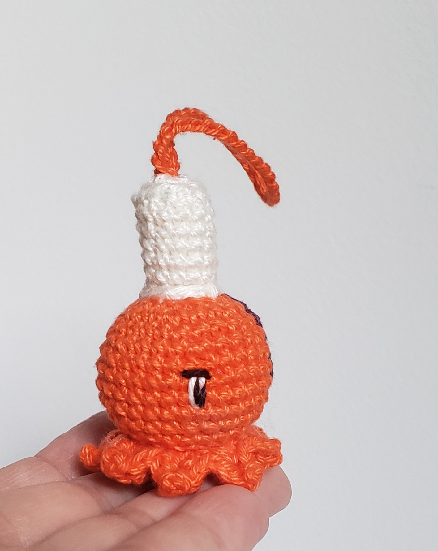 pieuvre amigurumi bigouden orange au crochet avec une attache, *** Réservée *** animal amigurumi cadeau kawaii fait en bretagne, made in Breizh – Image 3