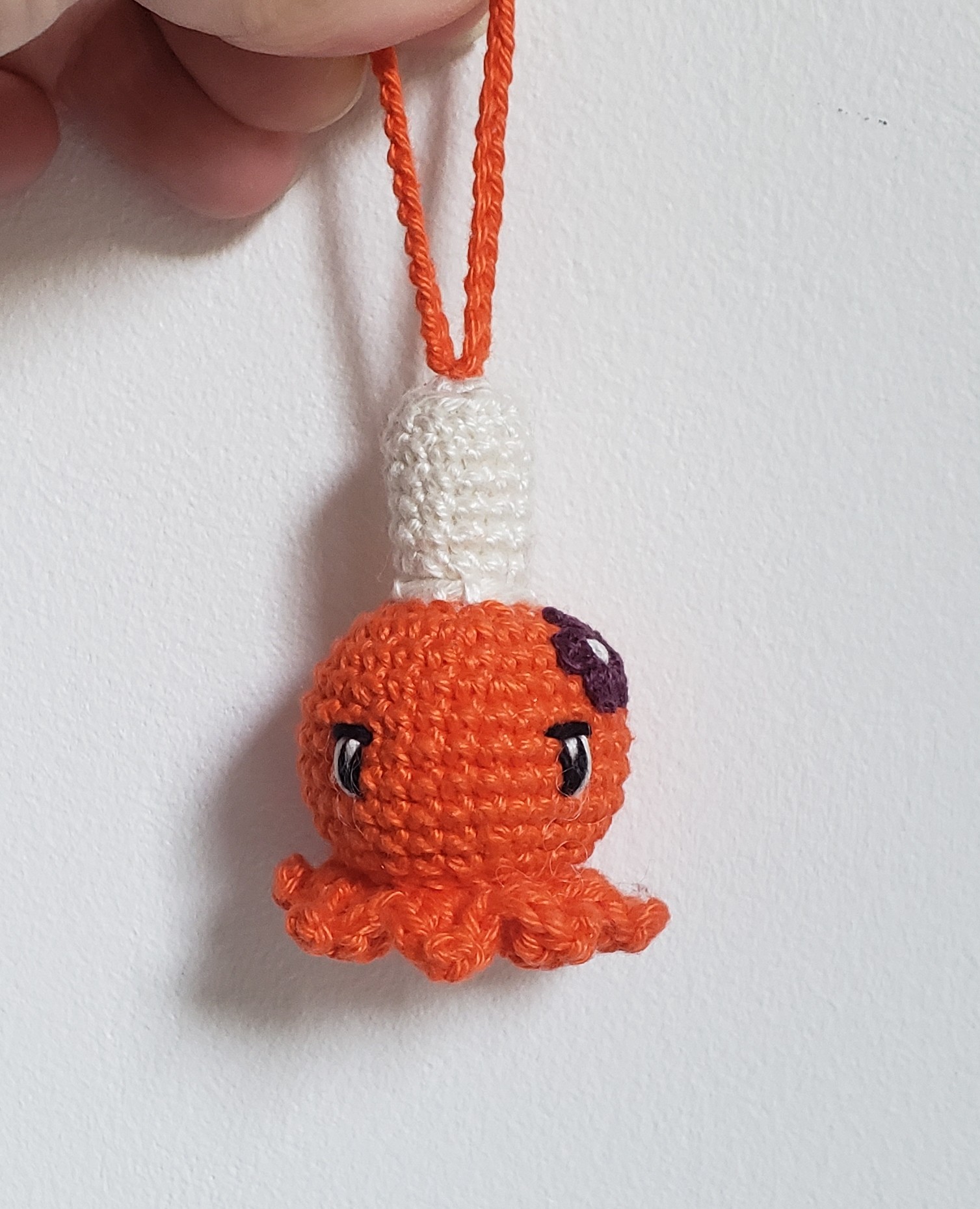 pieuvre amigurumi bigouden orange au crochet avec une attache, *** Réservée *** animal amigurumi cadeau kawaii fait en bretagne, made in Breizh – Image 4