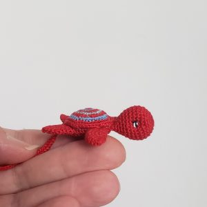 Tortue de mer amigurumi rouge avec attache pour porte clés, Kawaii Miniature Animal au crochet, cadeau fête ou remerciement Fait Main en Bretagne