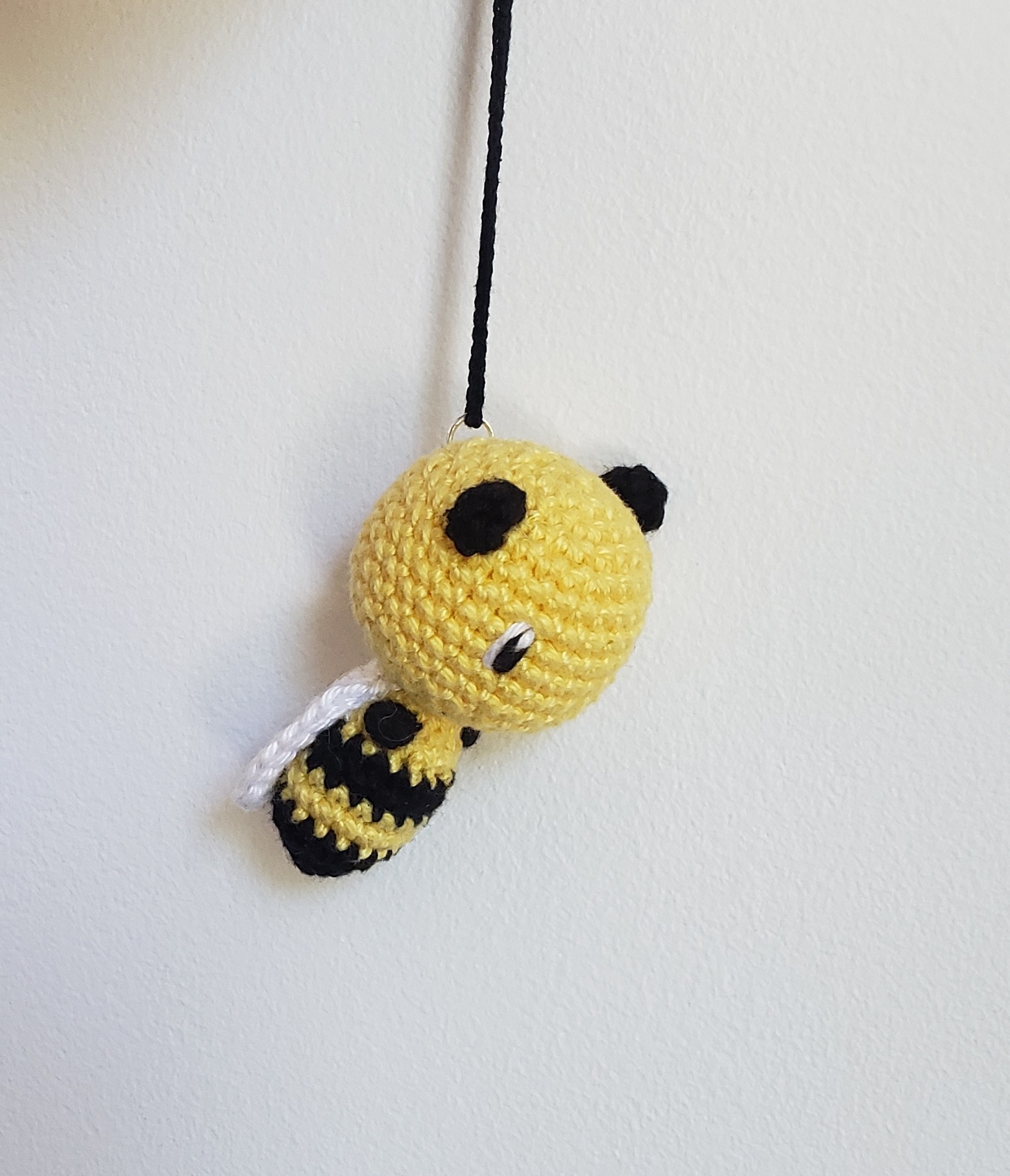 abeille amigurumi kawaii avec attache chainette pour votre rétroviseur de voiture, Kawaii Animal  au crochet – Image 4