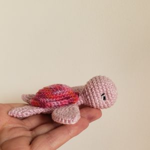 tortue de mer rose amigurumi doudou de poche, tortue kawaii animal au crochet, cadeau remerciement   Fait Main  en Bretagne