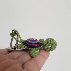 Tortue de mer verte kaki amigurumi avec attache pour porte clés, Kawaii Miniature Animal au crochet