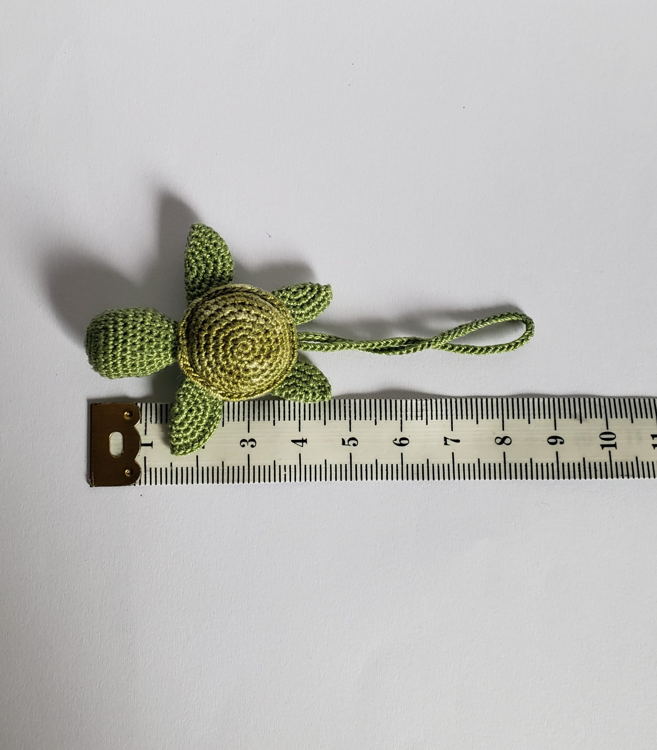 Tortue de mer amigurumi kaki avec attache chainette pour porte clés, Kawaii Miniature Animal au crochet, cadeau fête ou remerciement Fait Main en Bretagne – Image 3