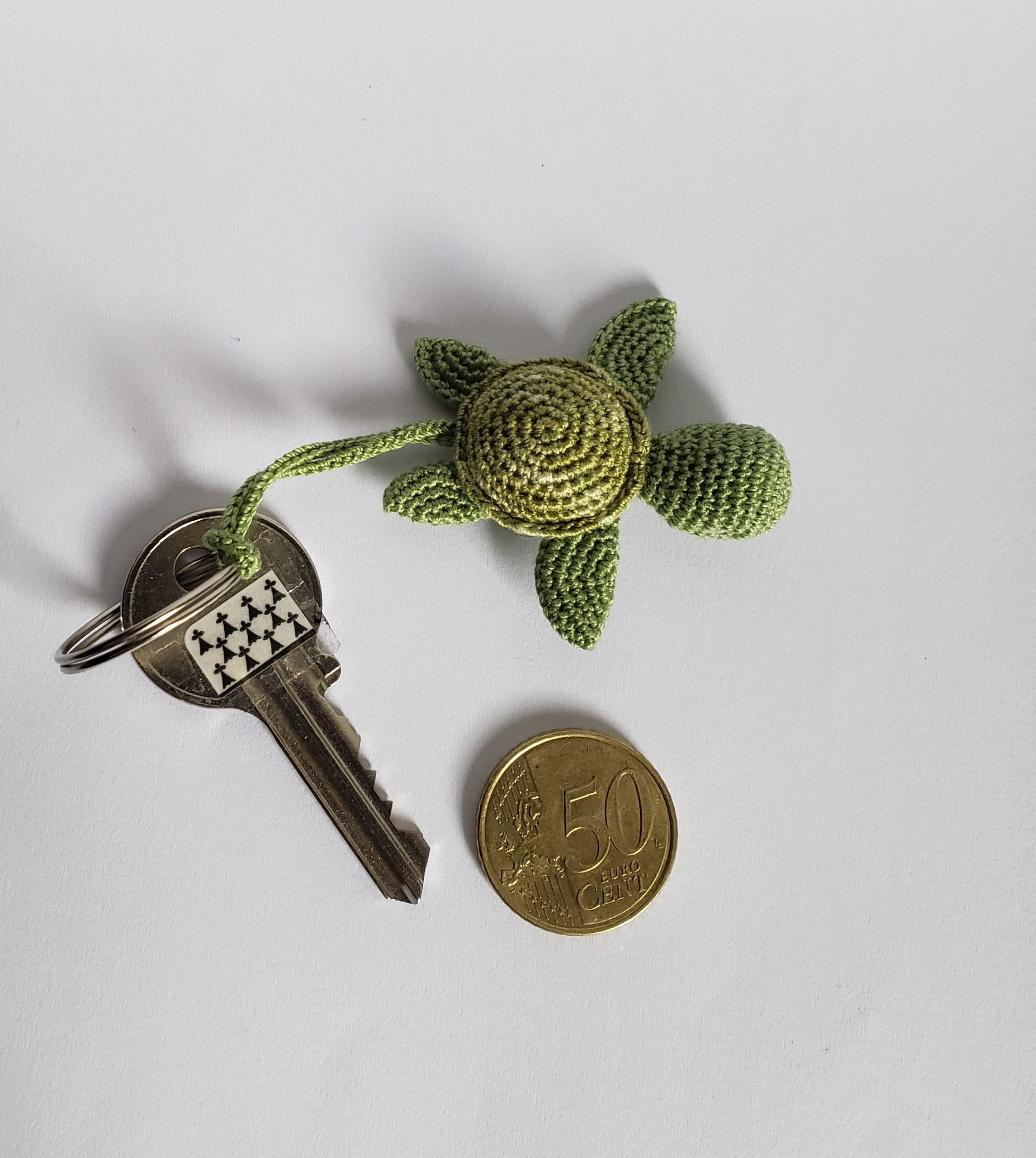 Tortue de mer amigurumi kaki avec attache chainette pour porte clés, Kawaii Miniature Animal au crochet, cadeau fête ou remerciement Fait Main en Bretagne – Image 2