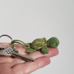 Tortue de mer amigurumi kaki avec attache chainette pour porte clés, Kawaii Miniature Animal au crochet, cadeau fête ou remerciement Fait Main en Bretagne