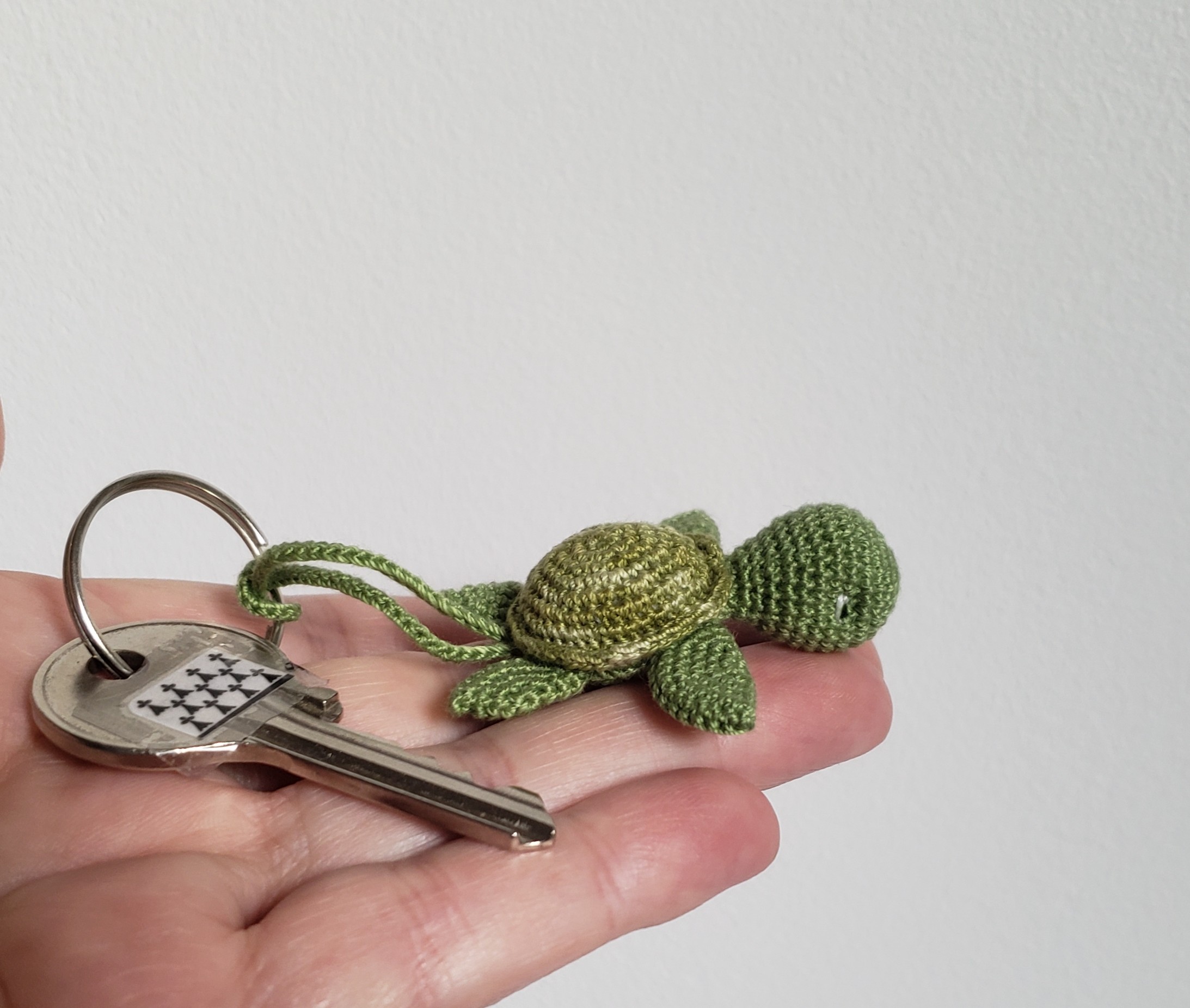 Tortue de mer amigurumi kaki avec attache chainette pour porte clés, Kawaii Miniature Animal au crochet, cadeau fête ou remerciement Fait Main en Bretagne