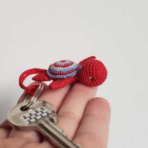 Tortue de mer amigurumi rouge  avec attache chainette pour porte clés, Kawaii Miniature Animal au crochet, cadeau fête ou remerciement Fait Main en Bretagne