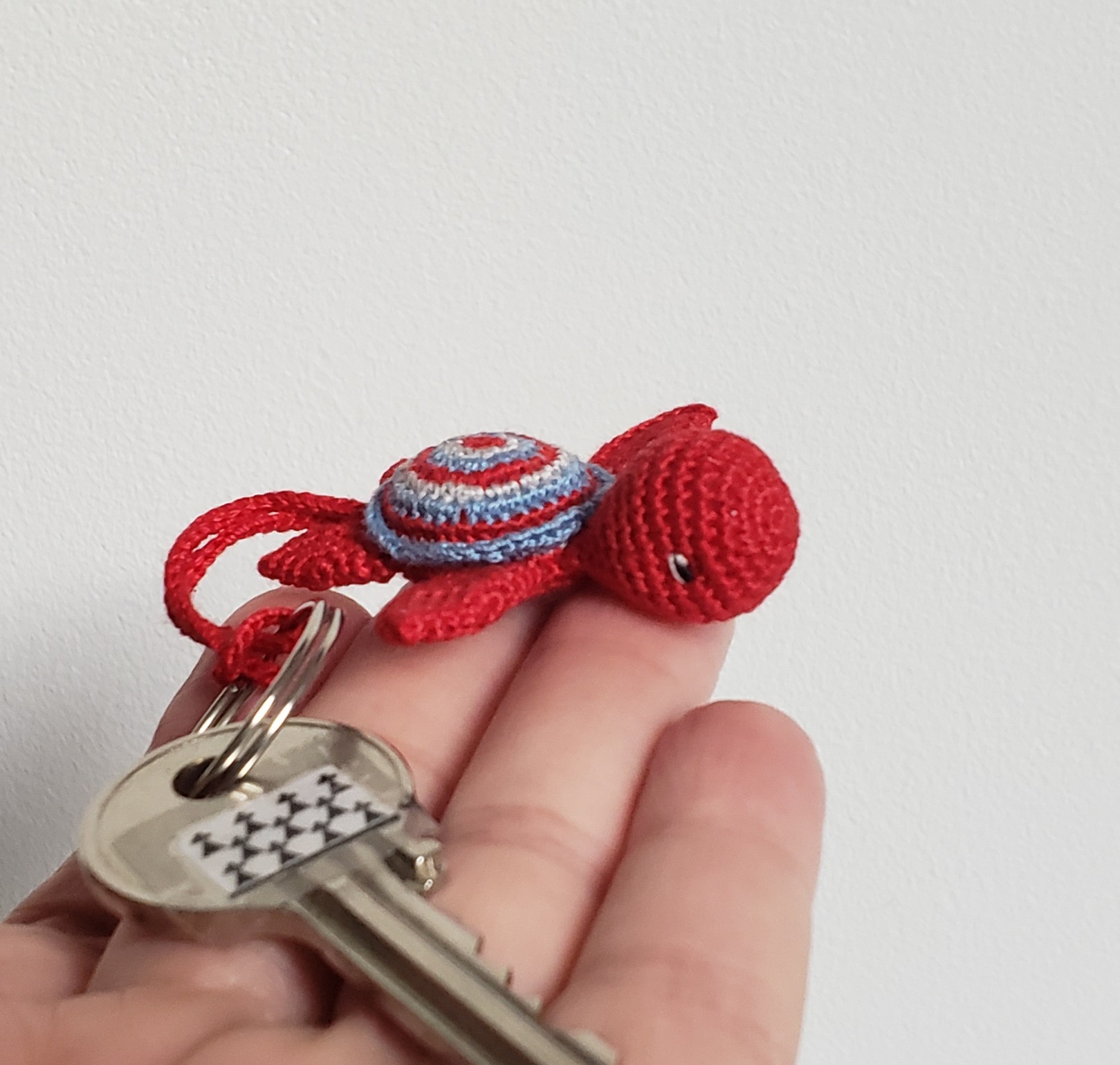 Tortue de mer amigurumi rouge avec attache chainette pour porte clés, Kawaii Miniature Animal au crochet, cadeau fête ou remerciement Fait Main en Bretagne