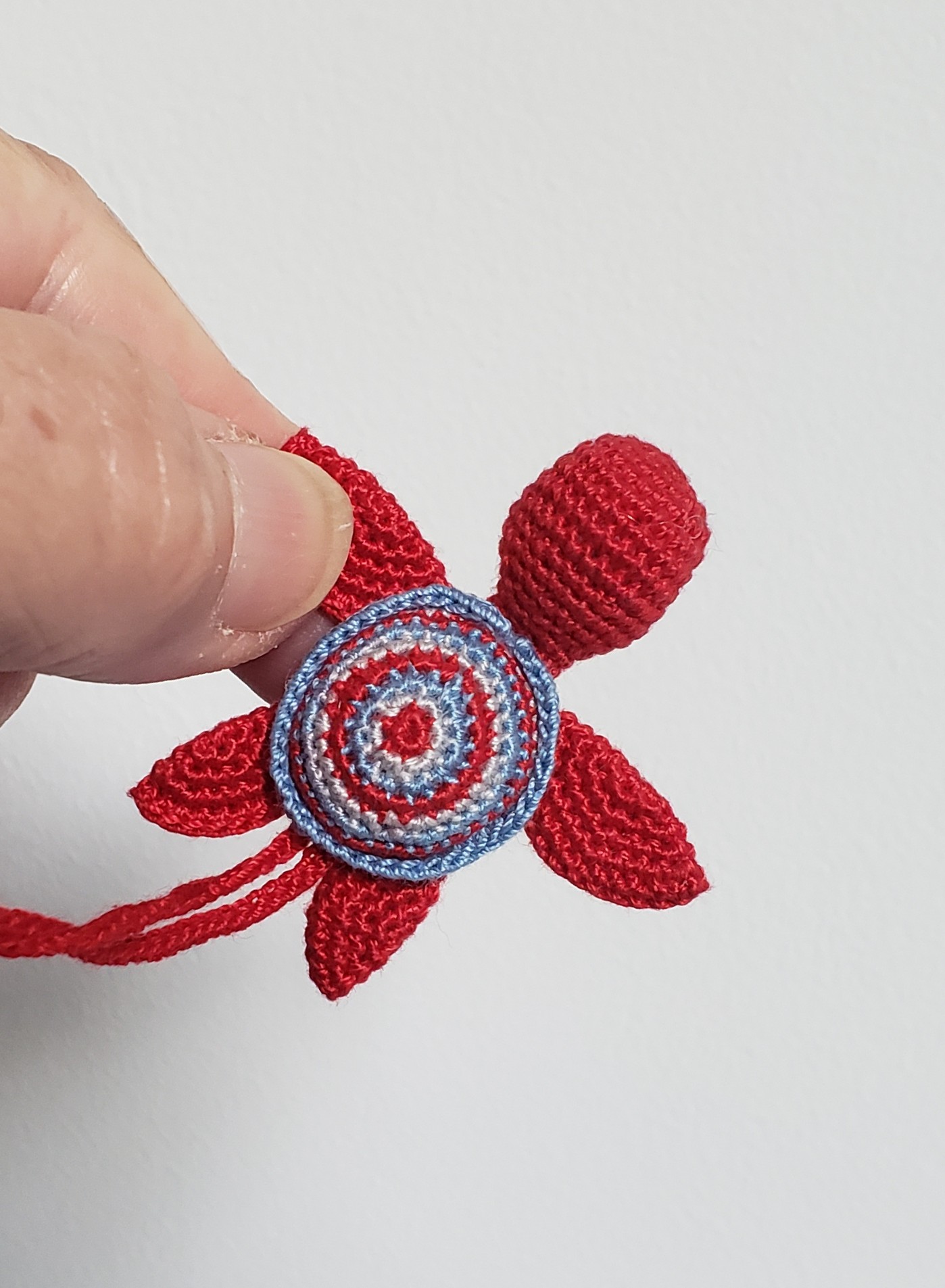 Tortue de mer amigurumi rouge avec attache chainette pour porte clés, Kawaii Miniature Animal au crochet, cadeau fête ou remerciement Fait Main en Bretagne – Image 2