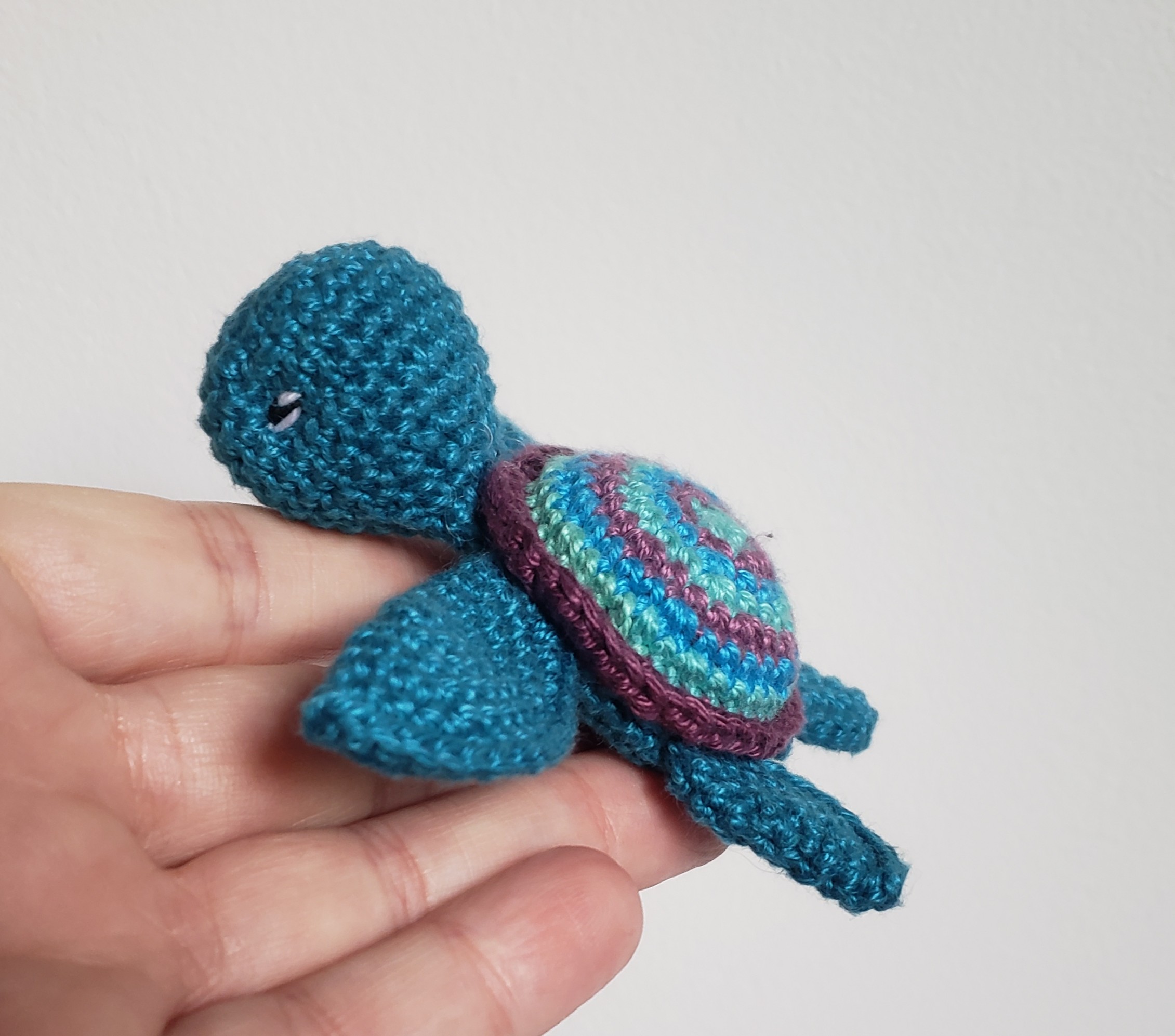 tortue de mer bleue amigurumi doudou de poche, tortue kawaii animal au crochet, cadeau remerciement Fait Main en Bretagne – Image 4