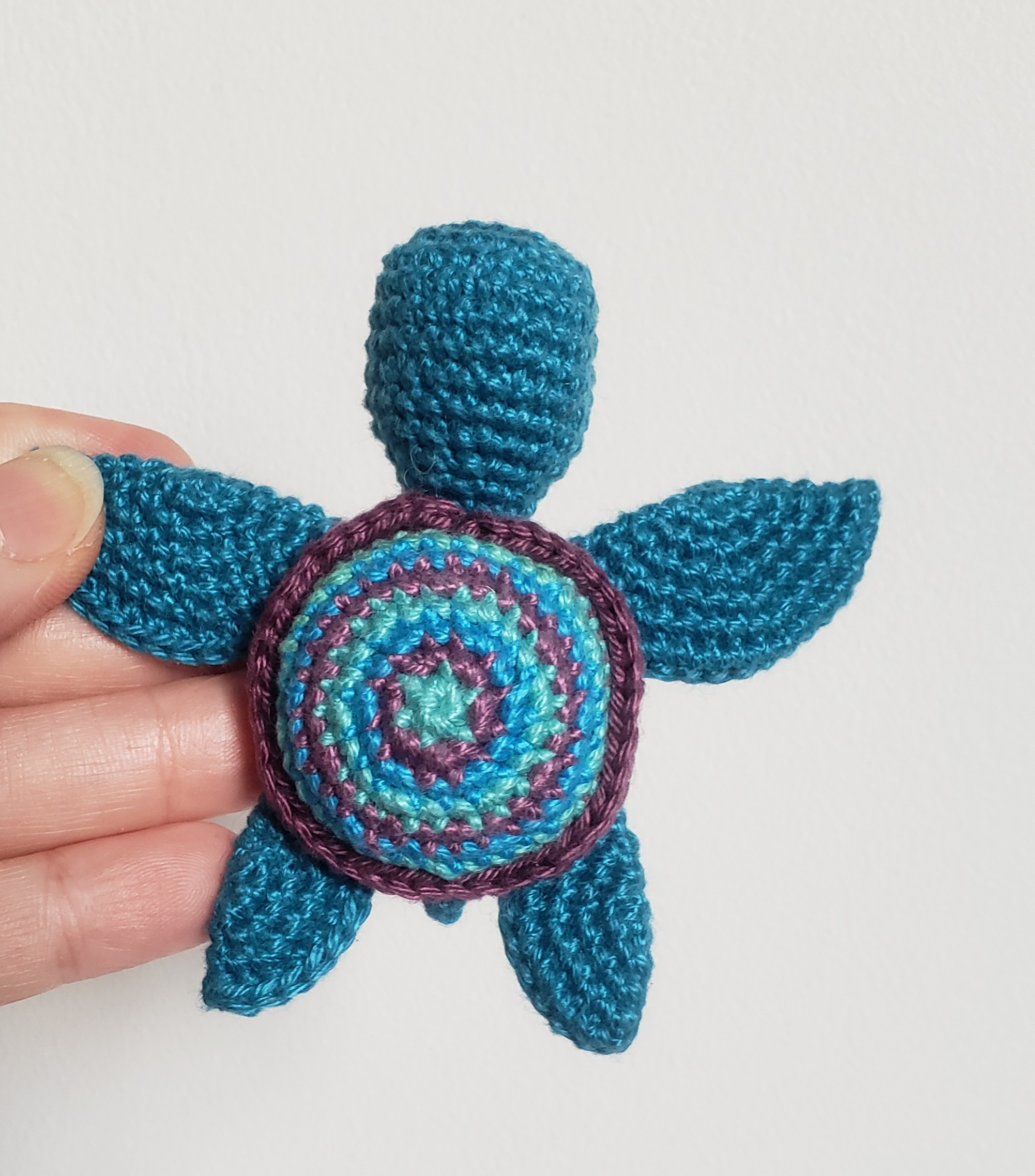 tortue de mer bleue amigurumi doudou de poche, tortue kawaii animal au crochet, cadeau remerciement Fait Main en Bretagne – Image 2