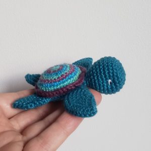 tortue de mer bleue amigurumi doudou de poche, tortue kawaii animal au crochet, cadeau remerciement   Fait Main  en Bretagne
