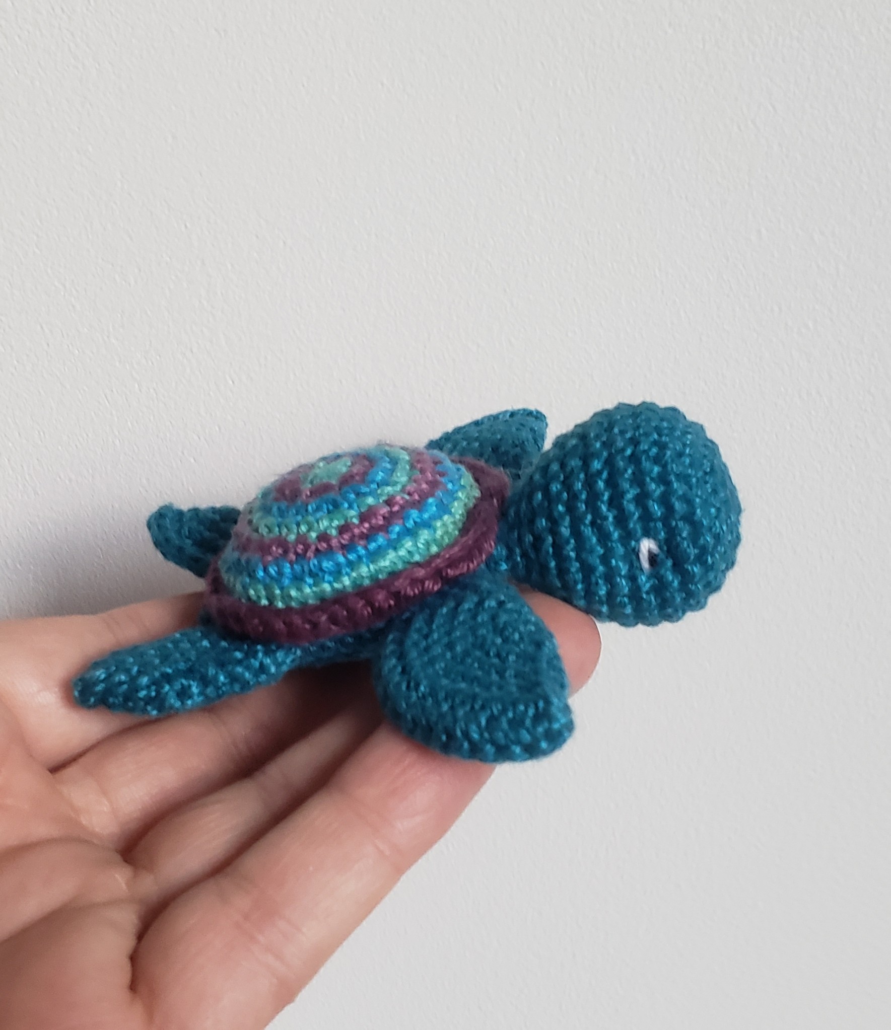 tortue de mer bleue amigurumi doudou de poche, tortue kawaii animal au crochet, cadeau remerciement Fait Main en Bretagne