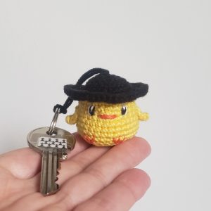 poussin breton amigurumi kawaii  pour votre porte clés, bébé oiseau Kawaii Animal avec une attache au crochet, cadeau fête ou remerciement