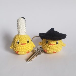 poussin breton amigurumi kawaii  pour votre porte clés, bébé oiseau Kawaii Animal avec une attache au crochet, cadeau fête ou remerciement