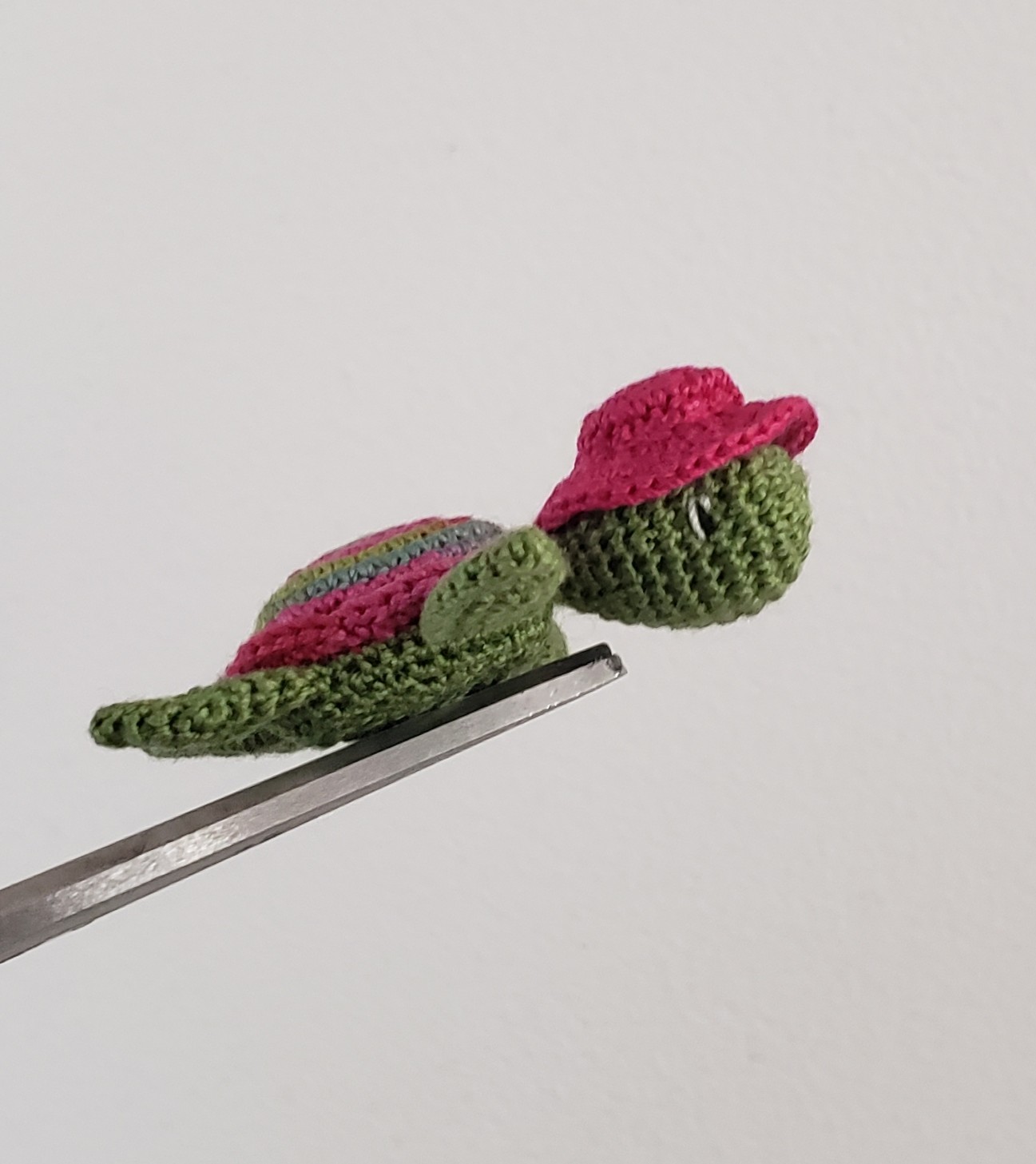 Magnet Tortue de mer avec petit chapeau – Image 2