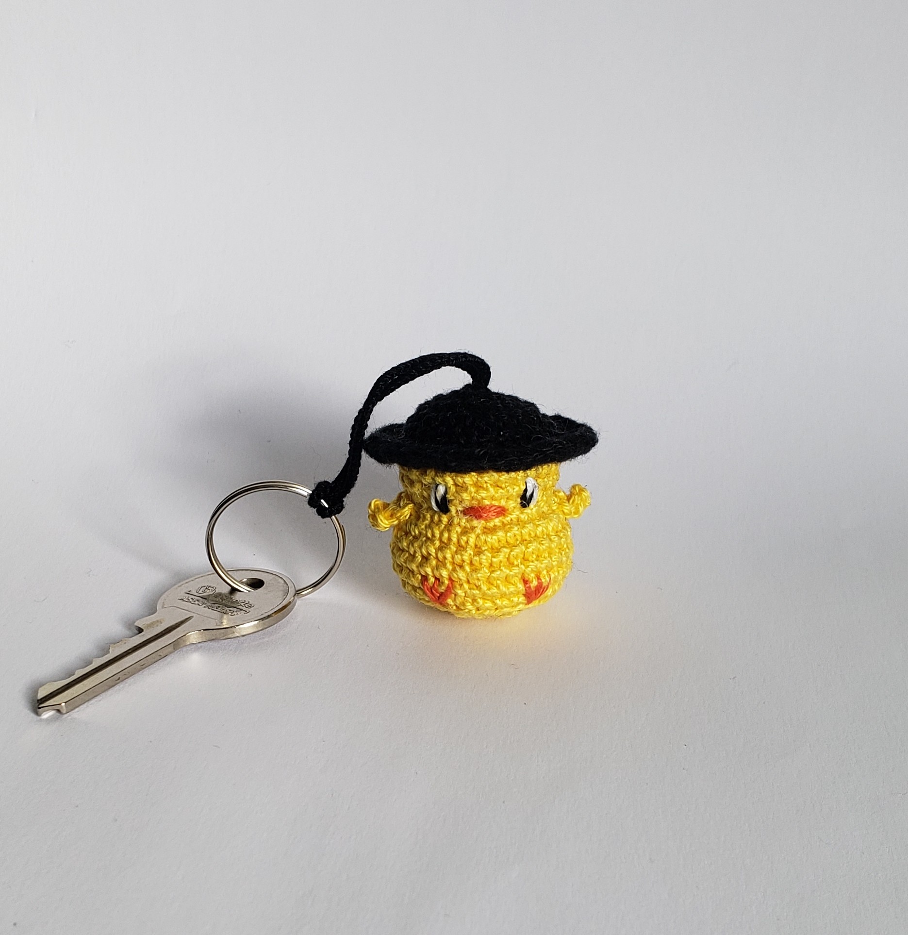 poussin breton ou bretonne amigurumi kawaii pour votre porte clés, bébé oiseau Kawaii Animal avec une attache au crochet, cadeau fête ou remerciement – Image 7