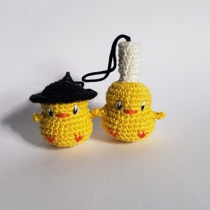 poussin breton ou bretonne amigurumi kawaii  pour votre porte clés, bébé oiseau Kawaii Animal avec une attache au crochet, cadeau fête ou remerciement