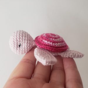 tortue de mer rose amigurumi doudou de poche, tortue kawaii animal au crochet, cadeau remerciement   Fait Main  en Bretagne
