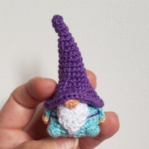 Lutin miniature amigurumi, Idée cadeau décoration kawaii au crochet,  gnome chapeau violet cadeau artisanal  petit porte bonheur