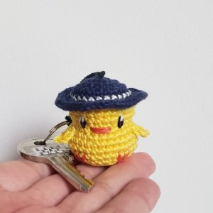 poussin avec chapeau amigurumi kawaii, bébé oiseau Kawaii Animal avec une attache chainette,  breloque de sac